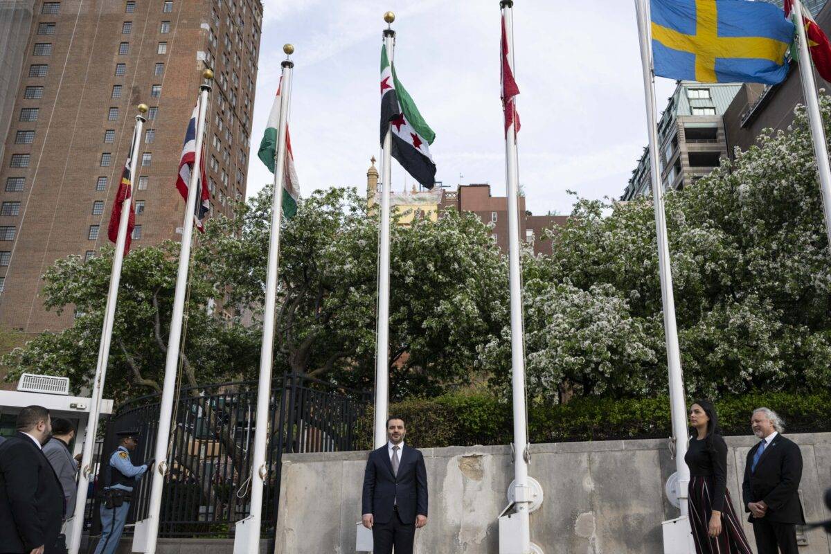 A ONU eleva a nova bandeira da Síria em sua sede em Nova York – Monitor do Oriente Médio