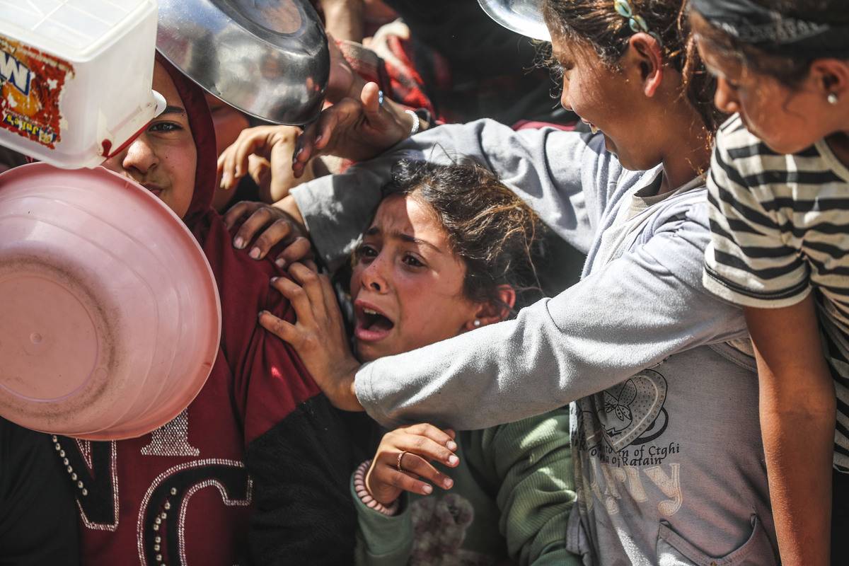 AA 20250412 37614638 37614622 FOOD DISTRIBUTED TO PALESTINIANS IN GAZA UNDER ISRAELI ATTACKS