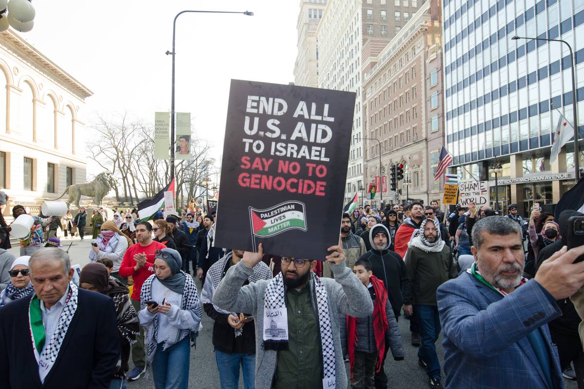 AA 20250413 37617177 37617155 PROTESTORS MARCH IN DOWNTOWN CHICAGO