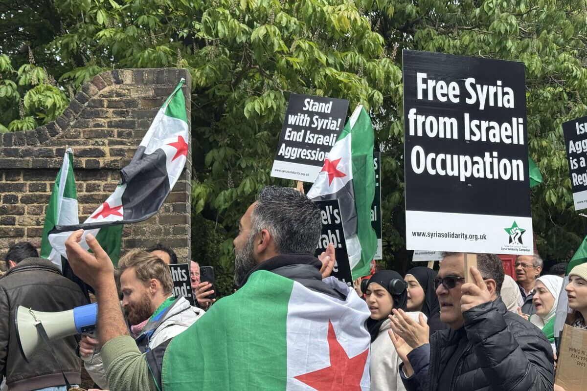 Os manifestantes se reúnem fora da embaixada israelense em Londres para exigir ataques de ponta ao ar na Síria – monitor do Oriente Médio