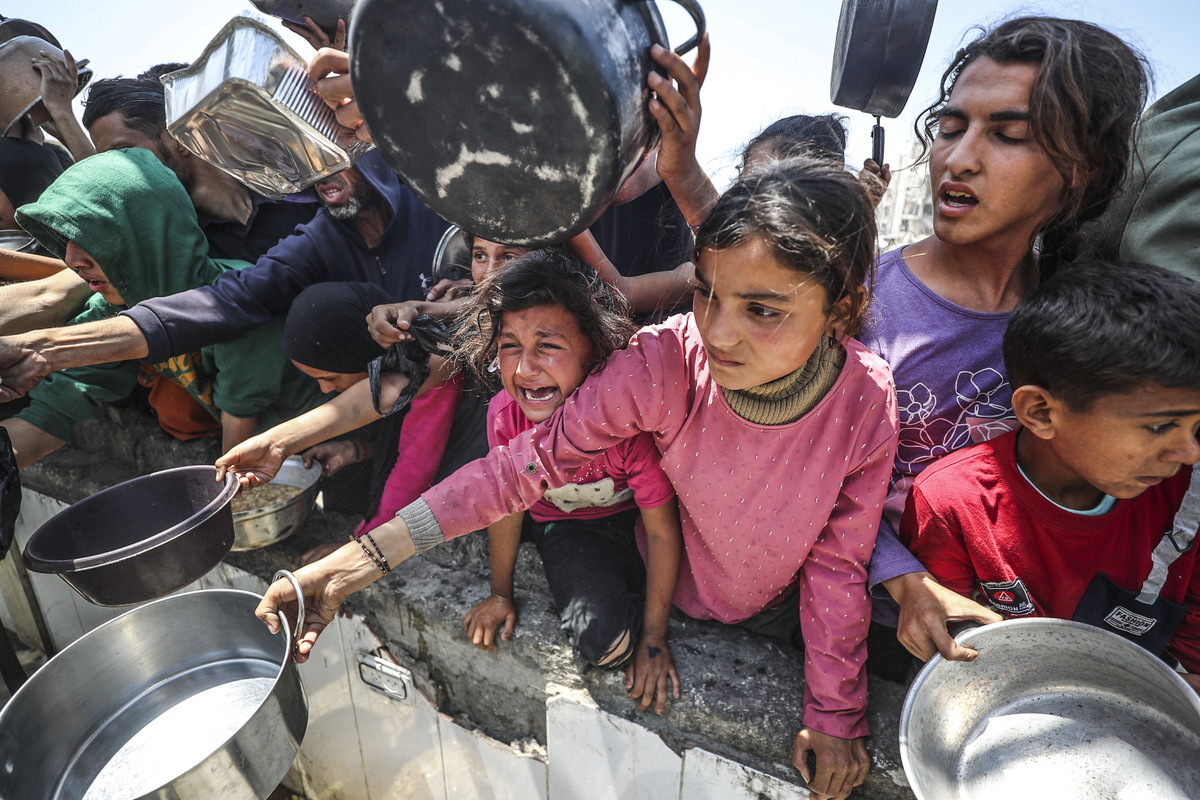 AA 20250507 37877687 37877670 FOOD DISTRIBUTED TO PALESTINIANS INCLUDING CHILDREN IN GAZA AMID ISRAE