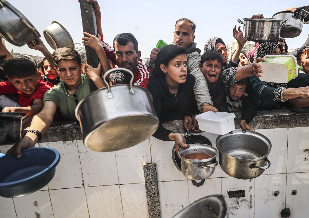 AA 20250507 37877687 37877672 FOOD DISTRIBUTED TO PALESTINIANS INCLUDING CHILDREN IN GAZA AMID ISRAE