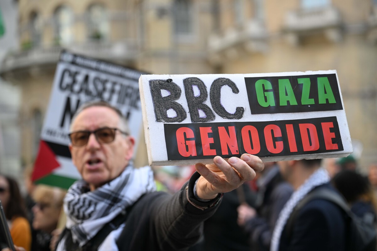 AA 20250508 37891613 37891603 PROPALESTINIANS DEMONSTRATE AT THE BBC HEADQUARTERS IN LONDON 1