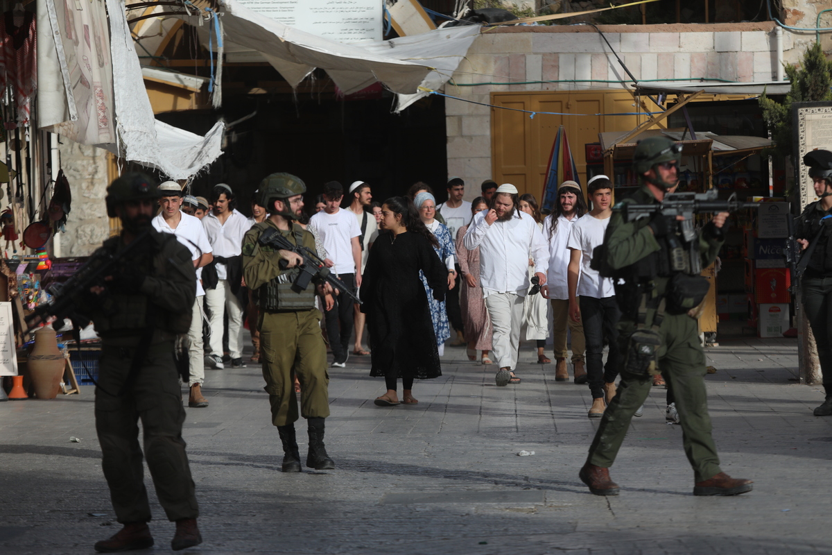 AA 20250517 37989415 37989384 ISRAELI SETTLERS TOUR HEBRON UNDER HEAVY MILITARY PROTECTION 1