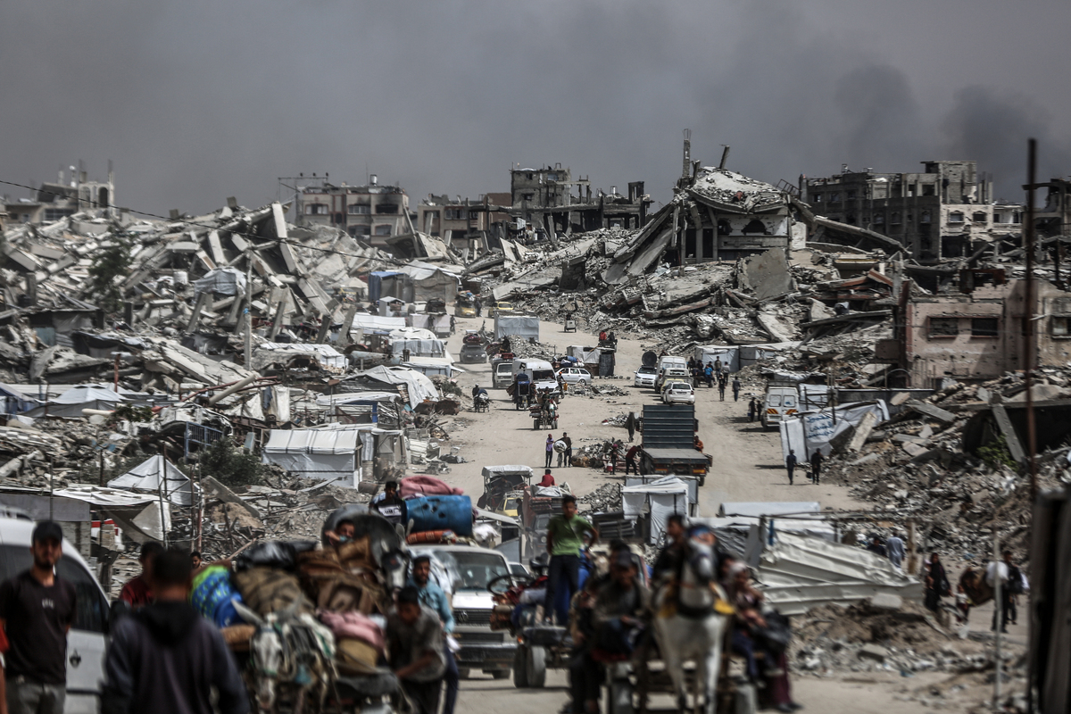 AA 20250517 37989862 37989843 PALESTINIANS CONTINUE TO FLEE TO SAFE AREAS AFTER ISRAELI ATTACKS 1.jp