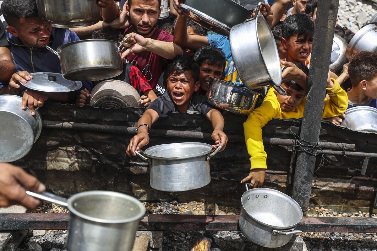 AA 20250517 37991771 37991730 FOOD DISTRIBUTED TO PALESTINIANS IN GAZA UNDER ISRAELI ATTACKS 1