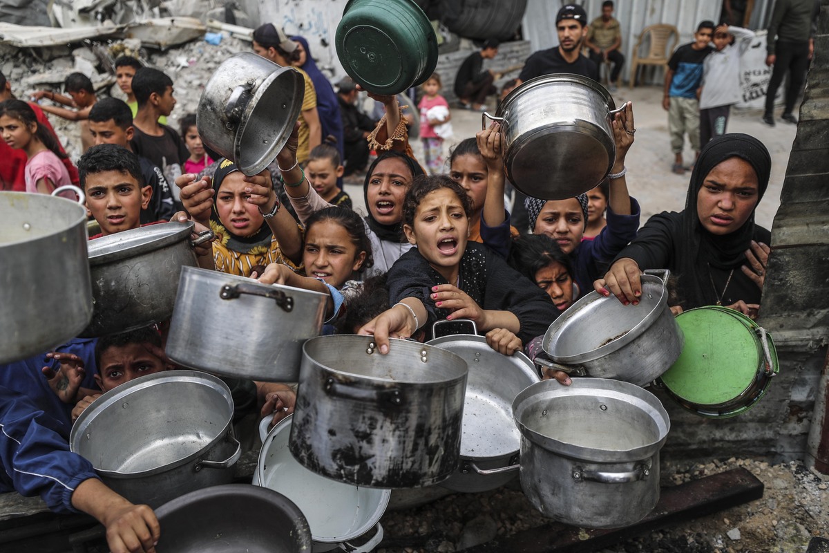 AA 20250517 37991771 37991761 FOOD DISTRIBUTED TO PALESTINIANS IN GAZA UNDER ISRAELI ATTACKS 1