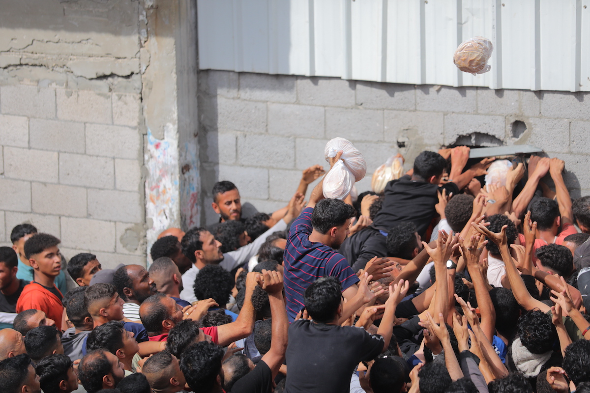 AA 20250522 38046873 38046872 LONG LINES FORM AT GAZA BAKERIES FOLLOWING LIMITED FLOUR DELIVERY