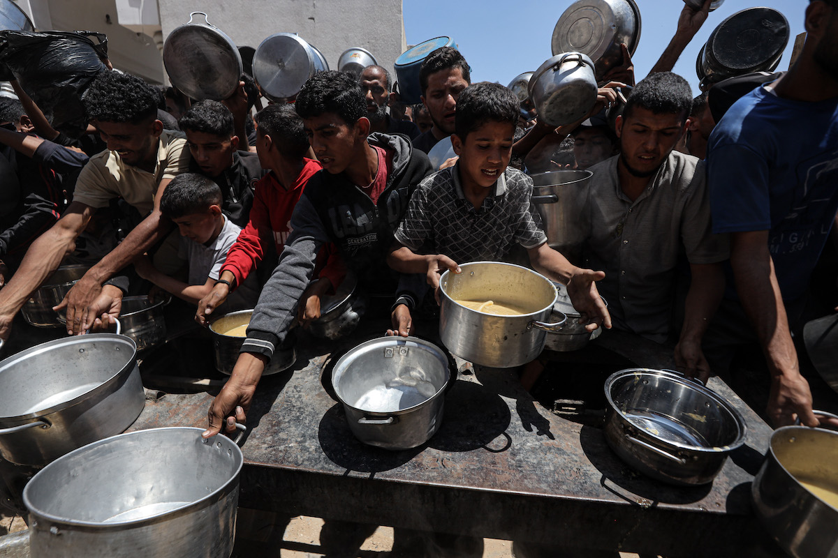 AA 20250523 38057068 38057041 PALESTINIANS FLOCK TO AID DISTRIBUTION POINTS IN GAZA AMID ONGOING ISR