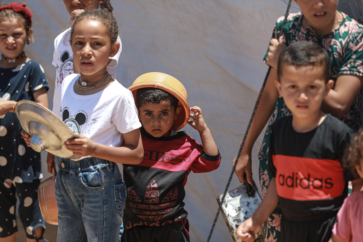 AA 20250524 38066586 38066555 FOOD AND WATER DISTRIBUTED TO PALESTINIANS IN GAZA UNDER ISRAELI ATTAC