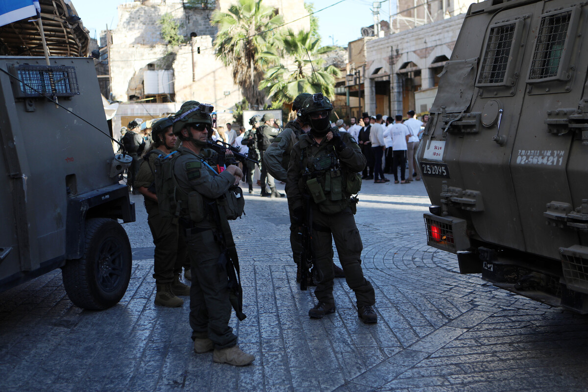 AA 20250524 38069504 38069491 ISRAELI SETTLERS TOUR HEBRON UNDER HEAVY MILITARY PROTECTION 1