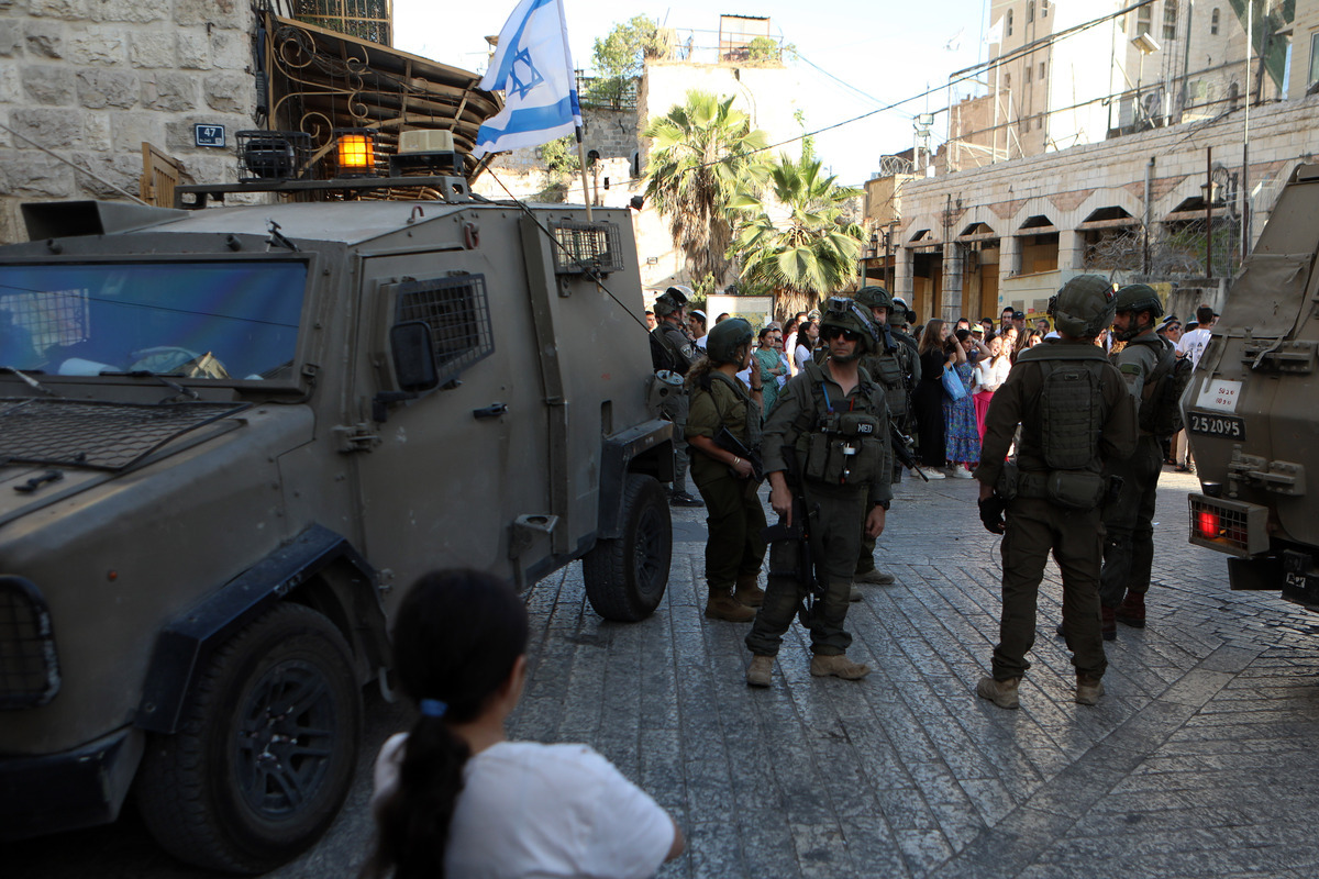 AA 20250524 38069504 38069496 ISRAELI SETTLERS TOUR HEBRON UNDER HEAVY MILITARY PROTECTION 1 1