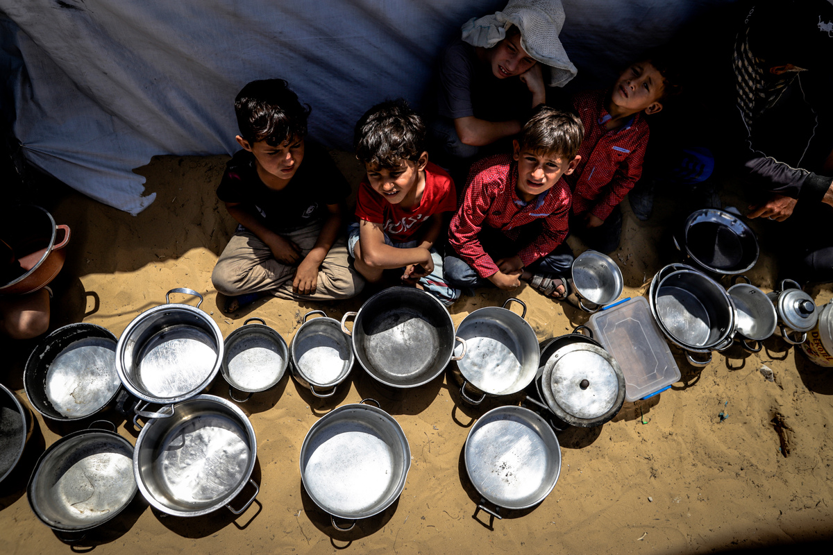 AA 20250527 38098423 38098371 DISPLACED PALESTINIANS QUEUE FOR HOT MEALS AMID WORSENING CRISIS IN GA
