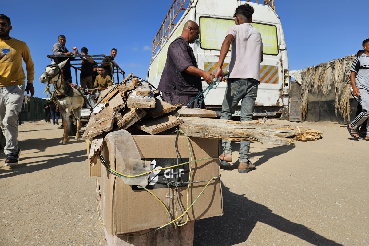 AA 20250527 38101752 38101737 THOUSANDS OF PALESTINIANS FLOCK TO AID DISTRIBUTION POINT IN SOUTHERN