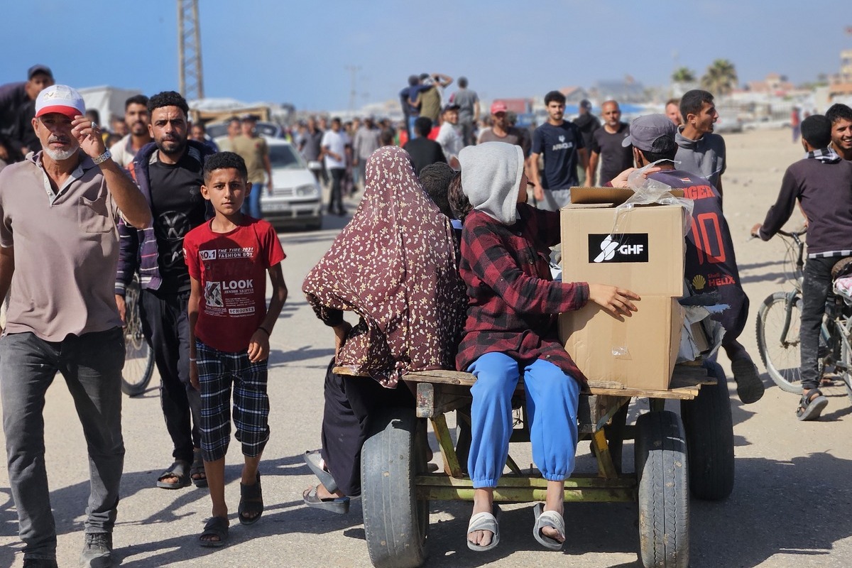 AA 20250527 38101752 38101740 THOUSANDS OF PALESTINIANS FLOCK TO AID DISTRIBUTION POINT IN SOUTHERN