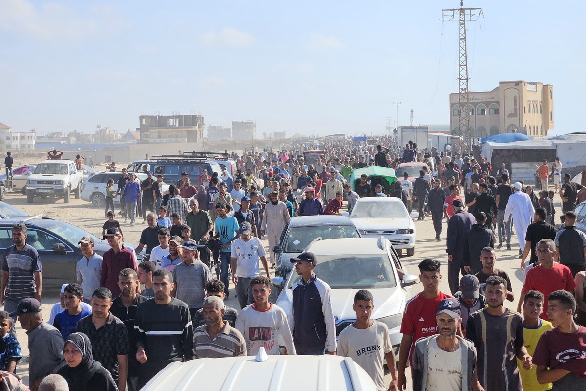 AA 20250527 38101752 38101749 THOUSANDS OF PALESTINIANS FLOCK TO AID DISTRIBUTION POINT IN SOUTHERN