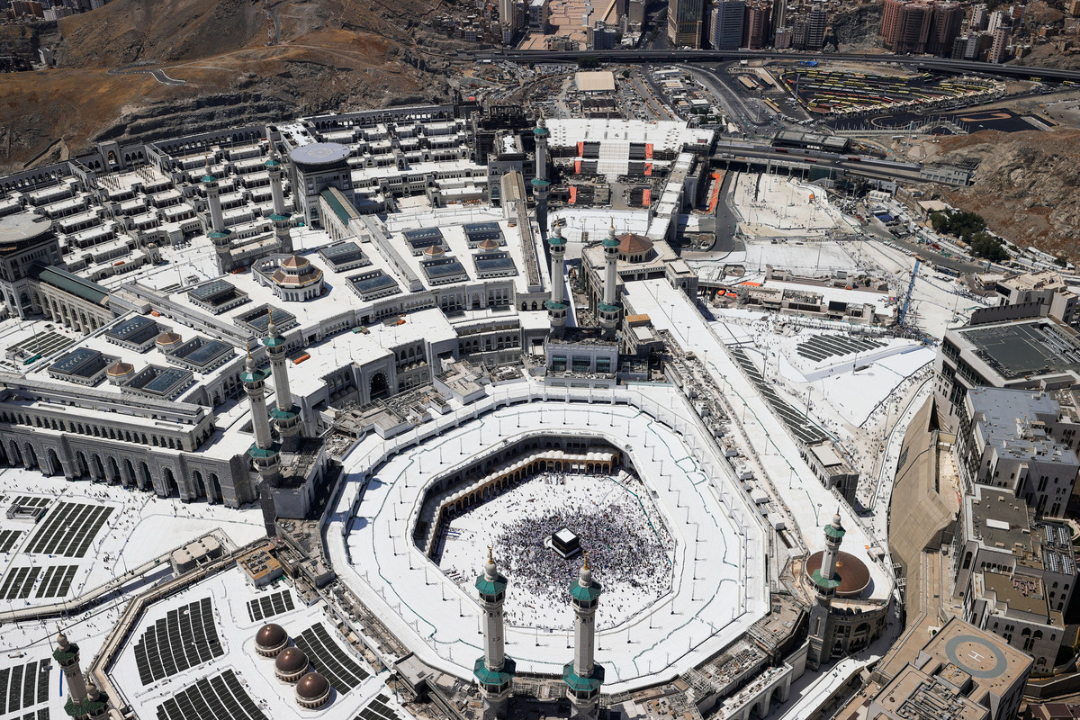 AA 20250529 38115979 38115973 KAABA VIEWED FROM THE 601METER TALL THE CLOCK TOWERS 1
