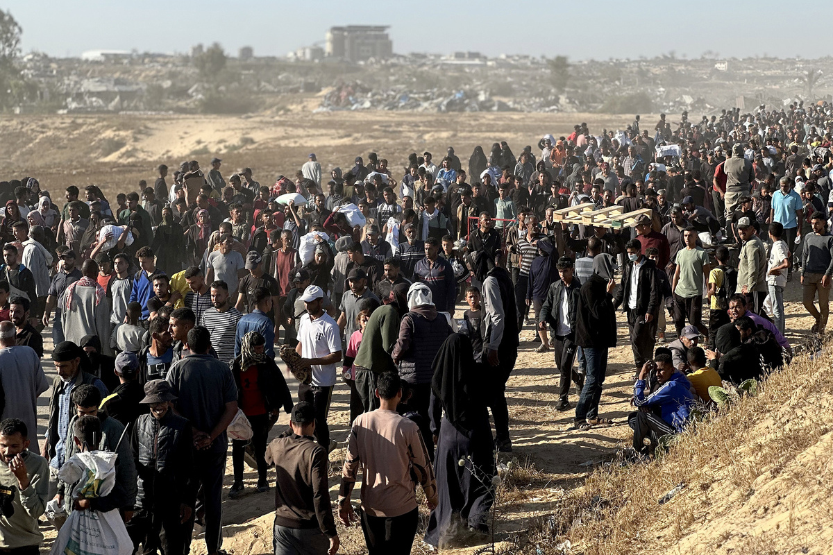 AA 20250529 38117845 38117814 GAZANS FLOCK TO AID DISTRIBUTION IN MORAG CORRIDOR 1 1