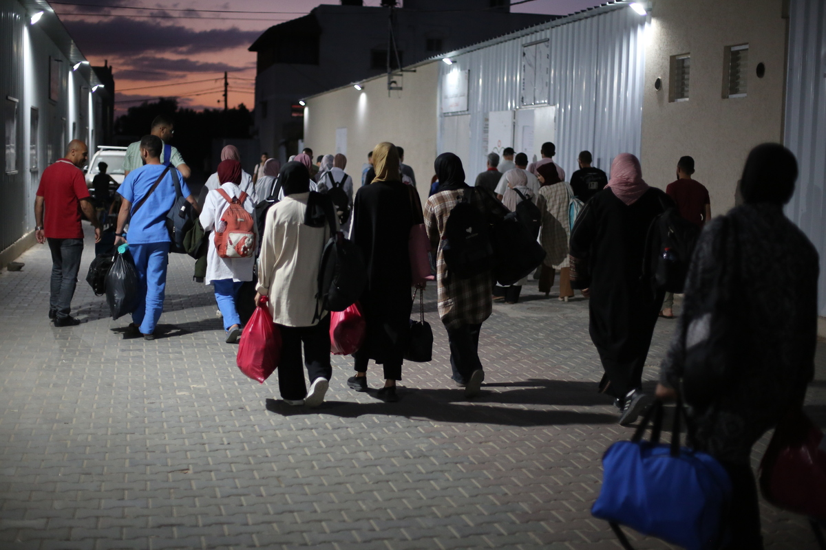 AA 20250527 38102767 38102754 MEDICAL STAFF EVACUATED FROM ALAWDA HOSPITAL IN NORTHERN GAZA 1