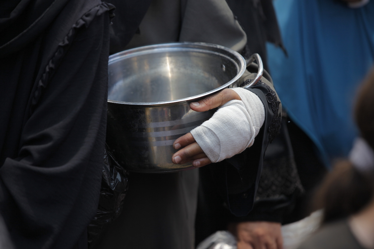 AA 20250602 38161359 38161336 DISPLACED PALESTINIANS QUEUE FOR HOT MEALS AMID WORSENING CRISIS IN GA