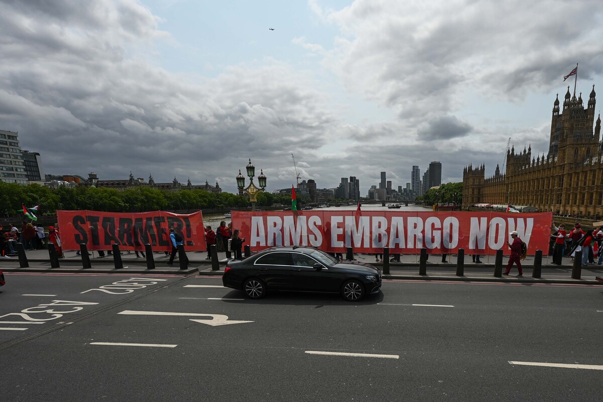 AA 20250604 38182792 38182784 PROTESTERS SURROUND UK PARLIAMENT WITH SYMBOLIC RED WALL FOR GAZA 1.jp